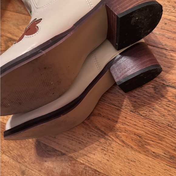 Floral Embroidered Cream Boots - Picture 3 of 3